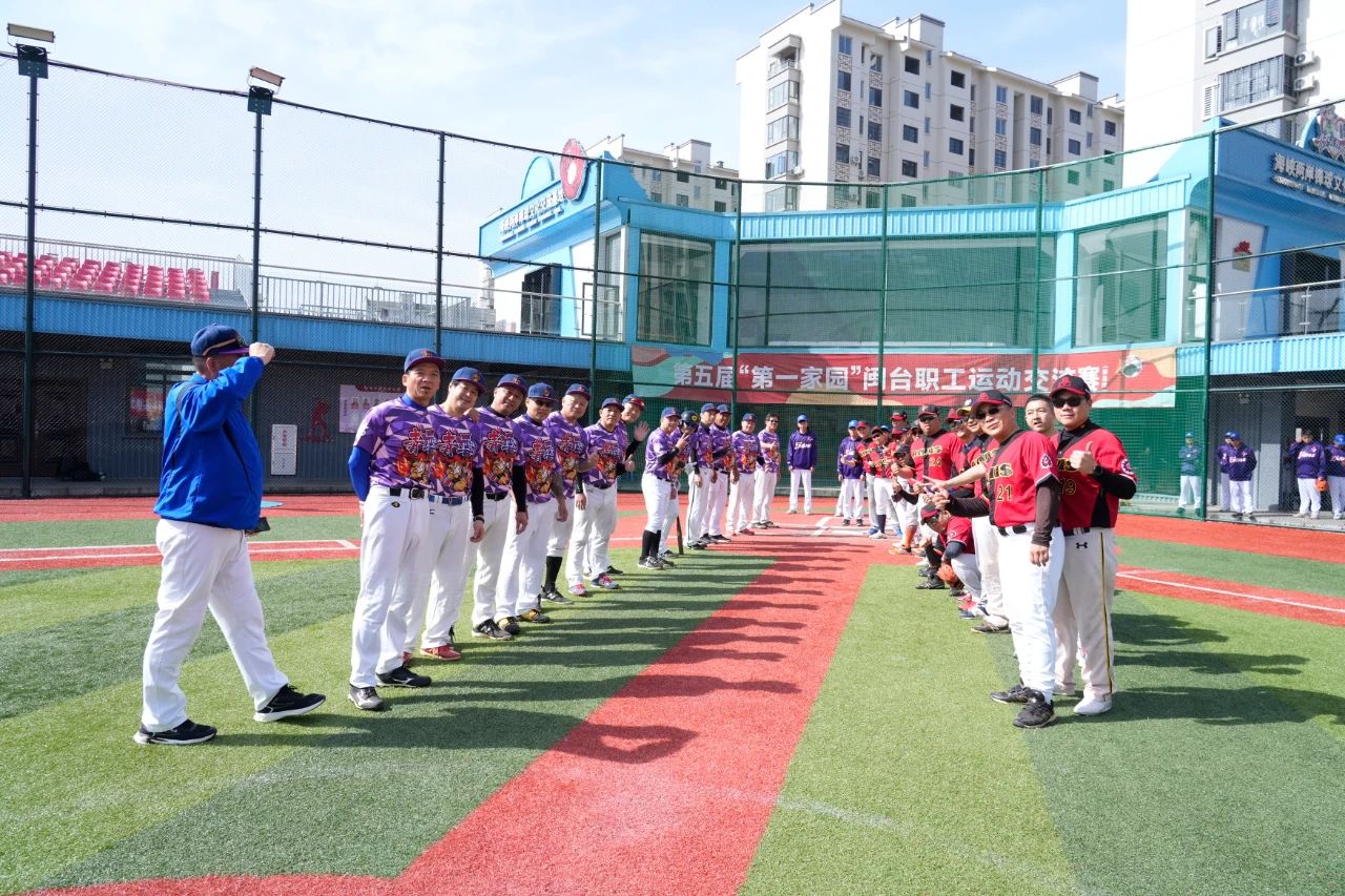 伊涅斯塔造访巴萨基地，与佩德里、费尔明、亚马尔合影